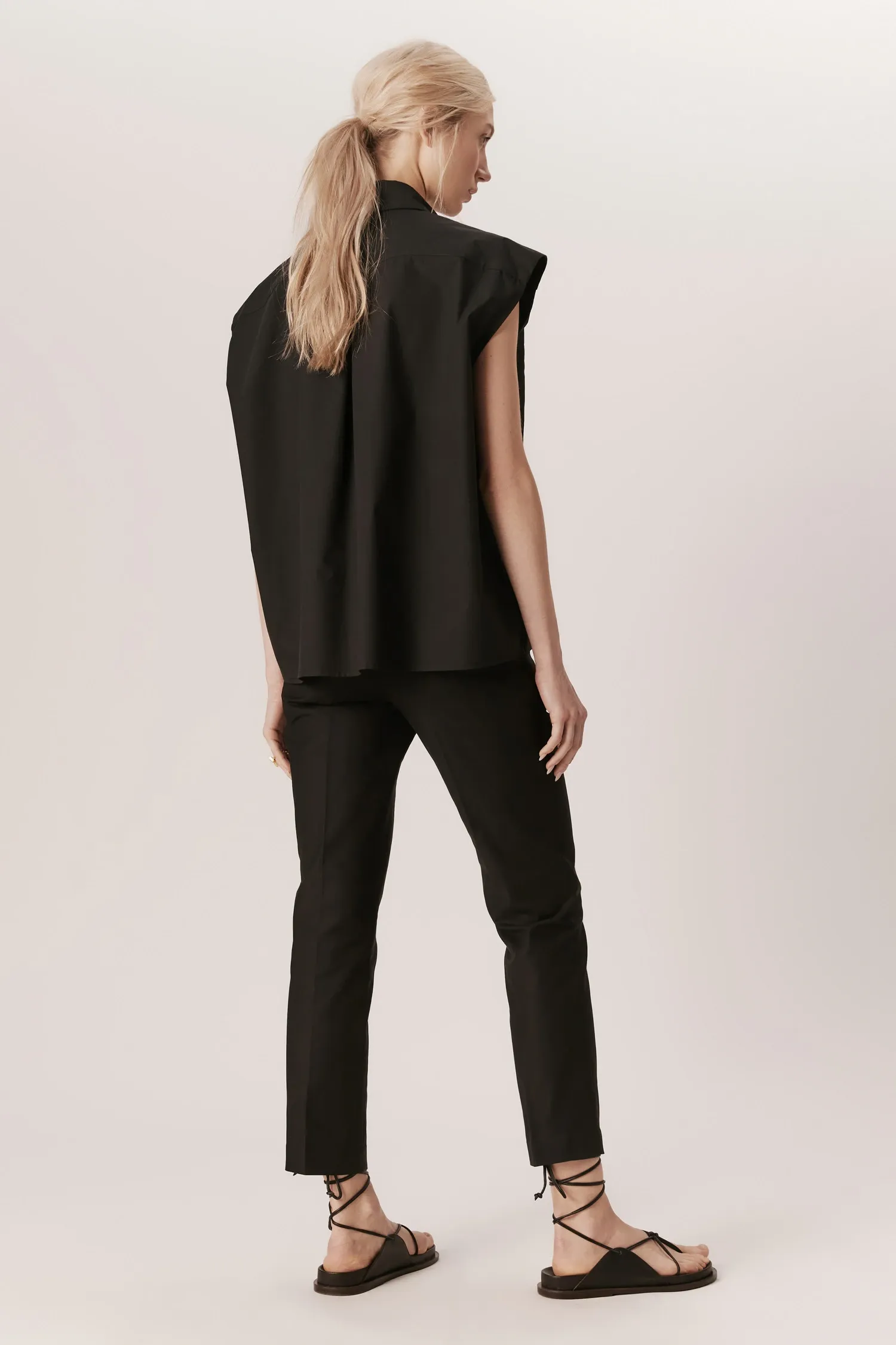 007268_CAMISA_BOX_SEM_MANGA OVERSIZED_PRETO_ANDREAMARQUES -8-